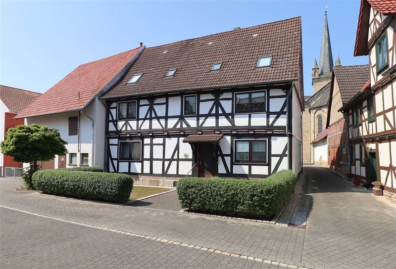 Guter Zustand und viel Platz: Fachwerkhaus mit Garage